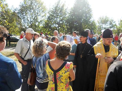 Тітушки спробували зірвати освячення хреста в Маріуполі.(ФОТО)